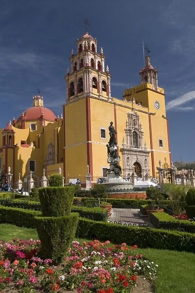 Basilica de Nuestra Senora de Guanajuato with the statue of the Virgin of Guanajuato in front