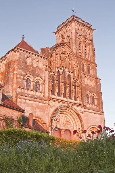 Basilique Sainte-Marie-Madeleine in the village of Vezelay, Yonne, Burgundy, France, Europe