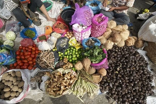 Batak tribal market stall selling local produce in Tomuk, Samosir Island in Lake Toba, Sumatra, Indonesia, Southeast Asia, Asia