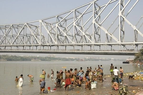 Bathing ghat on Hooghly River, part of Ganges River, below Howrah Bridge, Kolkata (Calcutta), West Bengal, India, Asia