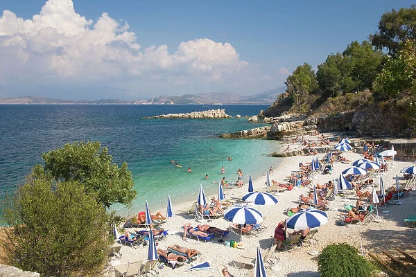 Beach crowded with holidaymakers, Kassiopi, Corfu, Ionian Islands, Greek Islands, Greece, Europe