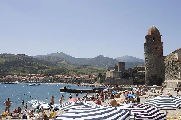 Beach and Eglise Notre-Dame-des-Anges, Collioure, Pyrenees-Orientales, Cote Vermeille