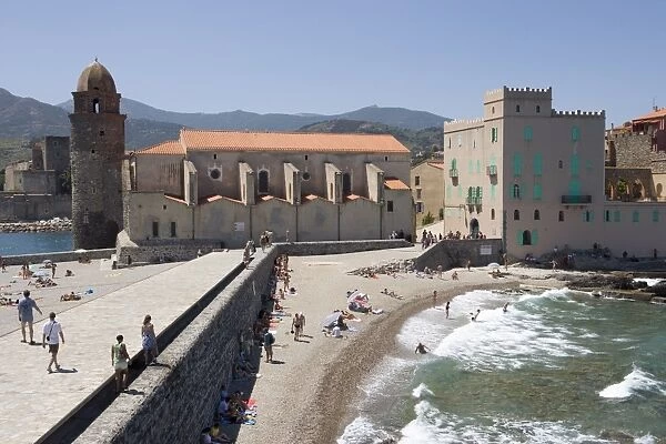 Beach, Eglise Notre-Dame-des-Anges, Collioure, Pyrenees-Orientales, Languedoc