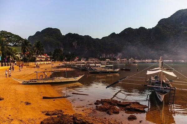 The beach of El Nido at sunset, Bacuit Archipelago, Palawan, Philippines, Southeast Asia, Asia