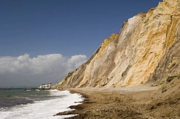 Framed Print : The beach and multi-coloured cliffs at Alum Bay, accessible by chairlift Framed Print : The beach and multi-coloured cliffs at Alum Bay, accessible by chairlift