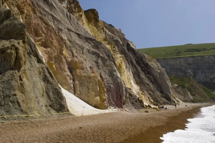 Framed Print : The beach and multi-coloured cliffs at Alum Bay, Isle of Wight, Hampshire Framed Print : The beach and multi-coloured cliffs at Alum Bay, Isle of Wight, Hampshire