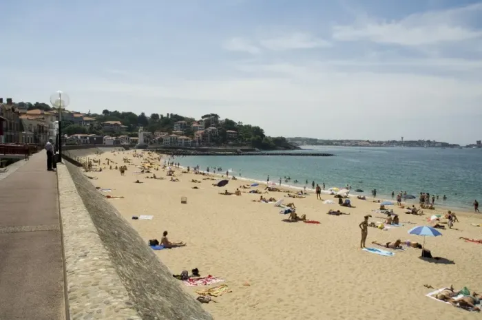Framed Print : The beach at St. Jean de Luz, Basque country, Pyrenees-Atlantiques, Aquitaine Framed Print : The beach at St. Jean de Luz, Basque country, Pyrenees-Atlantiques, Aquitaine