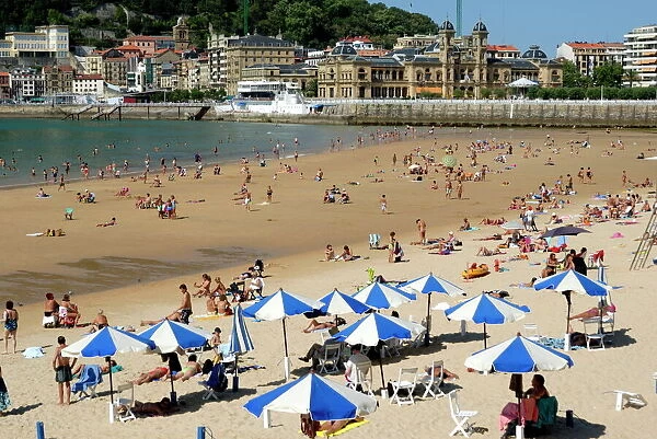 Beach and town view, San Sebastian, Basque country, Euskadi, Spain, Europe