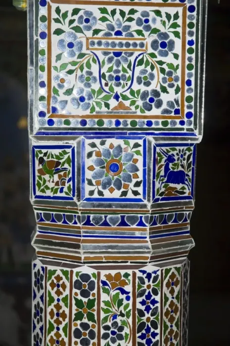 Framed Print : Beautiful inlay work on pillar the Juna Mahal Fort Framed Print : Beautiful inlay work on pillar the Juna Mahal Fort