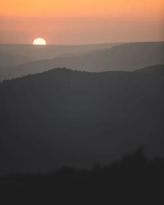 Framed Print : A beautiful sunset with the sun just dipping behind the hills in the Peak District Framed Print : A beautiful sunset with the sun just dipping behind the hills in the Peak District