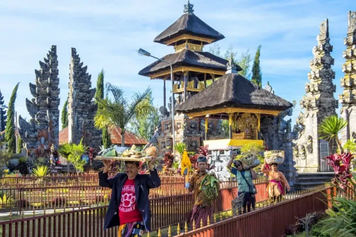 Framed Print : Believers in the Pura Ulun Danu Batur temple, Bali, Indonesia, Southeast Asia, Asia Framed Print : Believers in the Pura Ulun Danu Batur temple, Bali, Indonesia, Southeast Asia, Asia