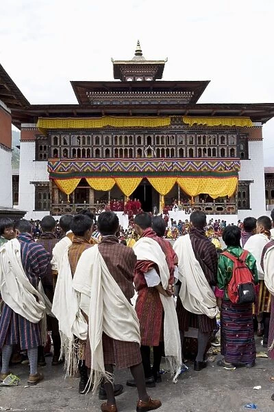 Bhutanese men in traditional dress, Buddhist festival (Tsechu), Trashi Chhoe Dzong