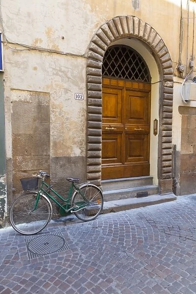 Bicycle parked outside front door, Lucca, Tuscany, Italy, Europe