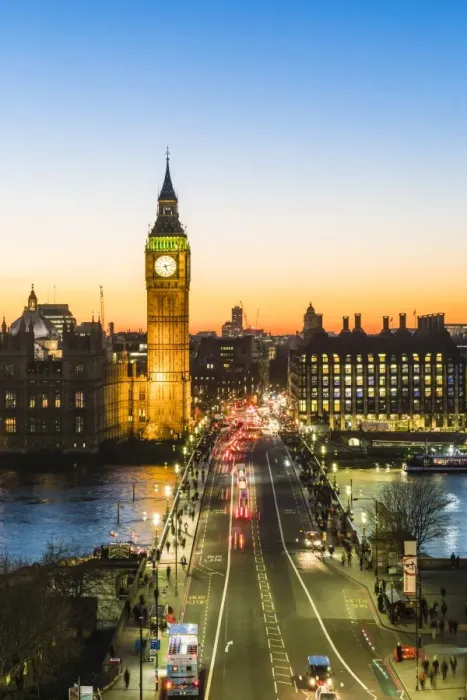 Framed Print : Big Ben (the Elizabeth Tower), and busy traffic on Westminster Bridge at dusk, London Framed Print : Big Ben (the Elizabeth Tower), and busy traffic on Westminster Bridge at dusk, London