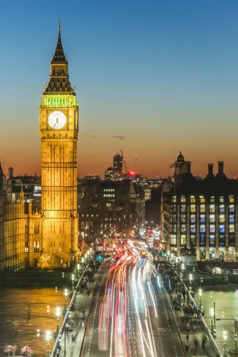 Framed Print : Big Ben (the Elizabeth Tower) and busy traffic on Westminster Bridge at dusk, London Framed Print : Big Ben (the Elizabeth Tower) and busy traffic on Westminster Bridge at dusk, London