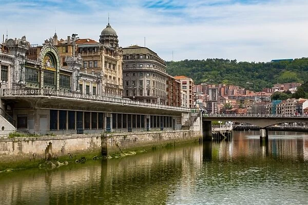 Bilbao-Abando railway station and the River Nervion, Bilbao, Biscay (Vizcaya), Basque Country