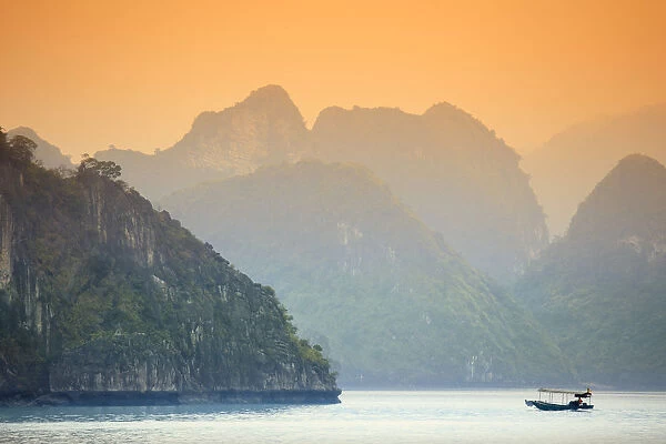 Boat on Halong Bay at sunset, UNESCO World Heritage Site, Vietnam, Indochina, Southeast Asia