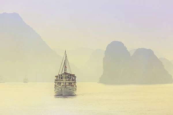 Boat on Halong Bay at sunset, UNESCO World Heritage Site, Vietnam, Indochina, Southeast Asia