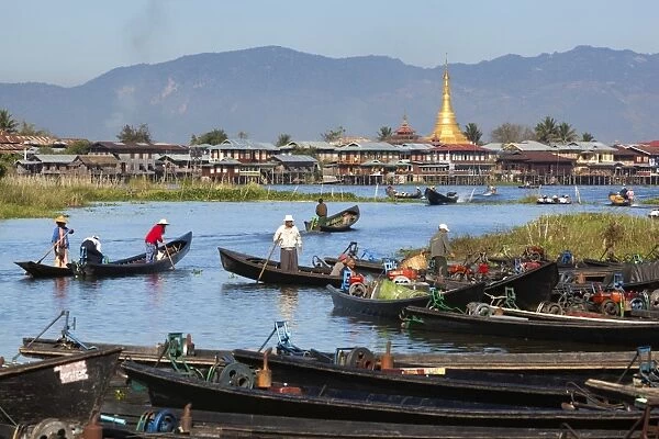 Boats arriving at Nampan local market, Inle Lake, Shan State, Myanmar (Burma), Asia