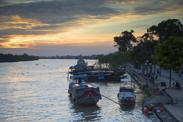 Boats on Ben Tre River at sunset, Ben Tre, Mekong Delta, Vietnam, Indochina, Southeast Asia