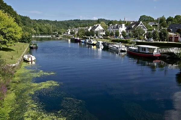 Boats on River Blavet and locks at Saint Nicolas des Eaux, canal from Nantes to Brest, Morbihan, Brittany, France, Europe
