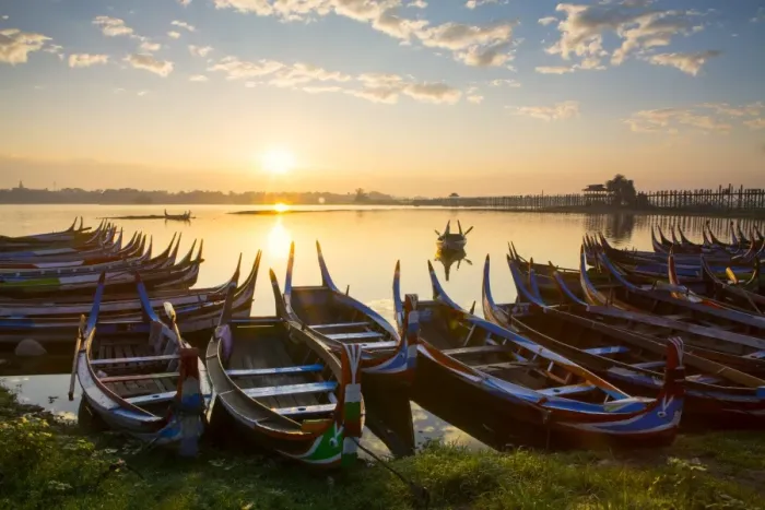 Framed Print : Boats on the Taungthaman Lake near Amarapura with the U Bein teak bridge behind, Mandalay Framed Print : Boats on the Taungthaman Lake near Amarapura with the U Bein teak bridge behind, Mandalay