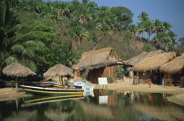 Boats and thatched huts at Mismaloya