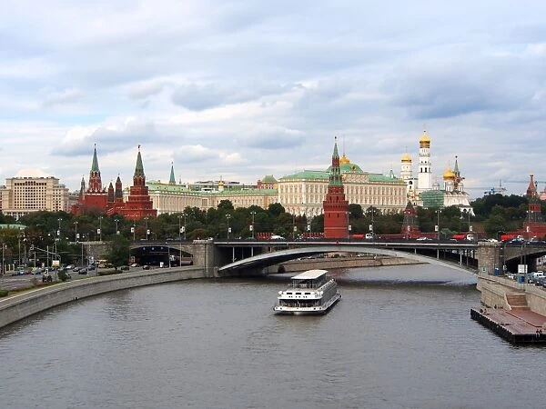 Bolshoy Kamenny Bridge and the Kremlin on the Moskva River, Moscow, Russia, Europe