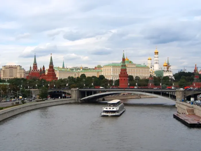 Framed Print : Bolshoy Kamenny Bridge and the Kremlin on the Moskva River, Moscow, Russia, Europe Framed Print : Bolshoy Kamenny Bridge and the Kremlin on the Moskva River, Moscow, Russia, Europe
