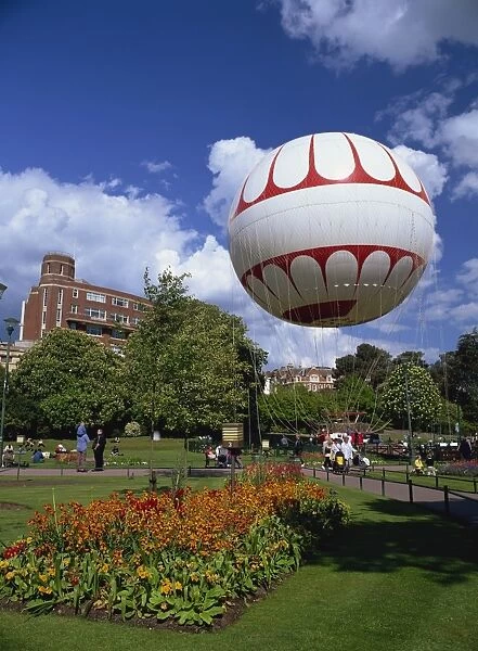 The Bournemouth Eye in Lower Gardens, the tethered balloon gives rides up to 500 feet above the town, Bournemouth, Dorset, England, United