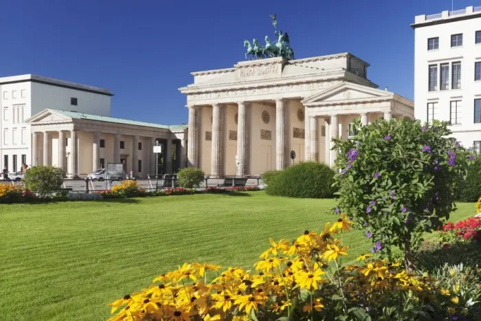 Framed Print : Brandenburger Tor (Brandenburg Gate), Pariser Platz Square, Berlin Mitte, Berlin