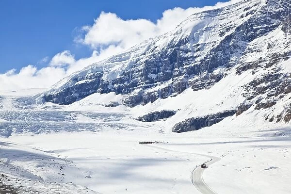 Brewsters Snocoach driving onto the Columbia Icefield, Athabasca Glacier in Jasper National Park, UNESCO World Heritage Site, Alberta Canadian Rockies, Canada, North America