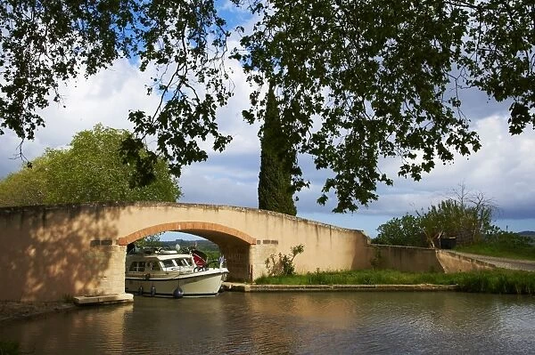 Bridge over the Canal du Midi, UNESCO World Heritage Site, Aude, Languedoc Roussillon, France, Europe