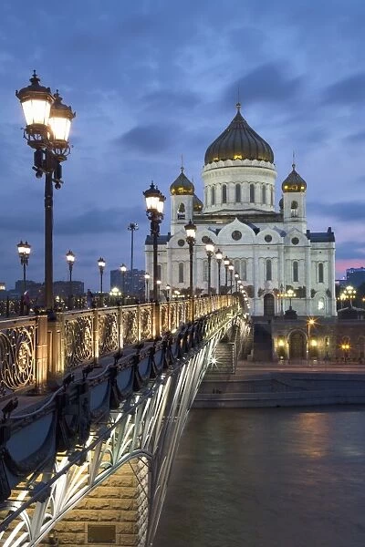 Bridge over the River Moscova and Cathedral of Christ the Redeemer at night, Moscow, Russia, Europe