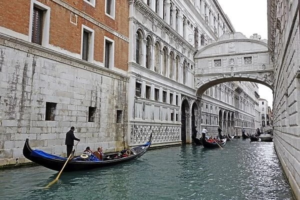 Bridge of Sighs with Doges Palace, Venice, UNESCO World Heritage Site, Veneto, Italy
