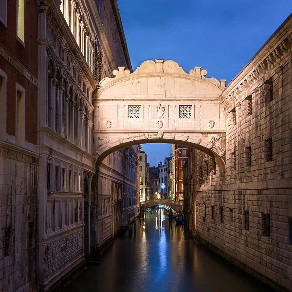 Bridge of Sighs at twilight, Venice, UNESCO World Heritage Site, Veneto, Italy, Europe
