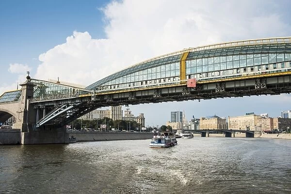 Bridge spanning the Moskva River (Moscow River), Moscow, Russia, Europe