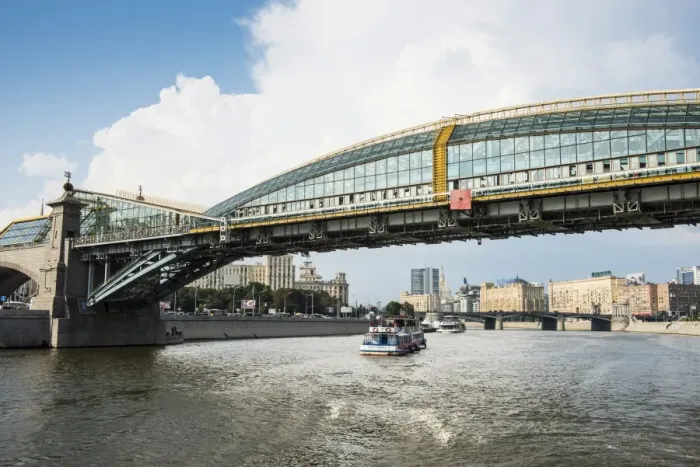 Framed Print : Bridge spanning the Moskva River (Moscow River), Moscow, Russia, Europe Framed Print : Bridge spanning the Moskva River (Moscow River), Moscow, Russia, Europe