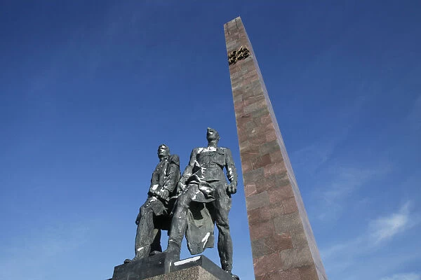 Bronze figures representing the soldiers who defended Leningrad from the Germans during