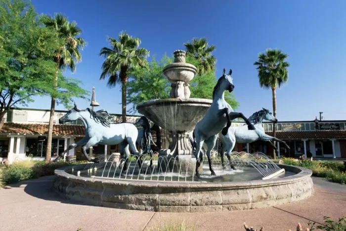 Framed Print : Bronze horse fountain in the up-market 5th Avenue shopping district