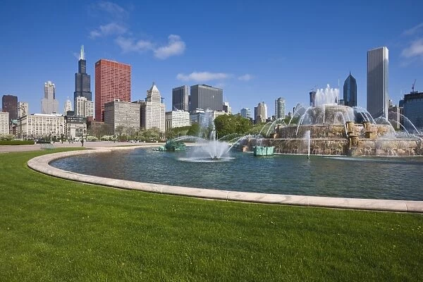 Buckingham Fountain in Grant Park with Sears Tower and South Loop skyline beyond