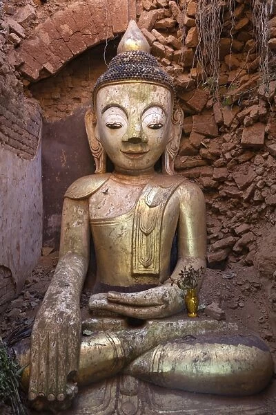 Buddha image inside a ruined stupa, Shwe Inn Thein Pagoda, Inle Lake, Shan State, Myanmar (Burma), Asia
