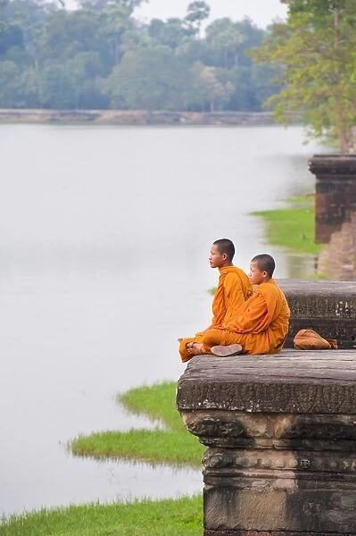 Buddhist monks sitting at Angkor Wat Temple, Angkor, UNESCO World Heritage Site, Siem Reap, Cambodia, Indochina, Southeast Asia, Asia
