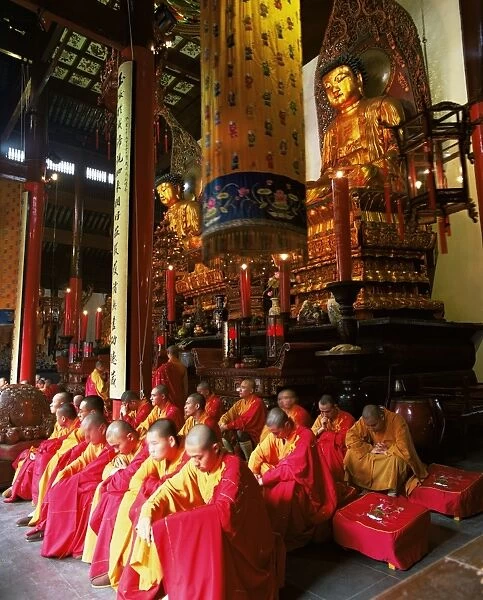 Buddhist monks worshipping in the Grand Hall, Jade Buddha Temple (Yufo Si)