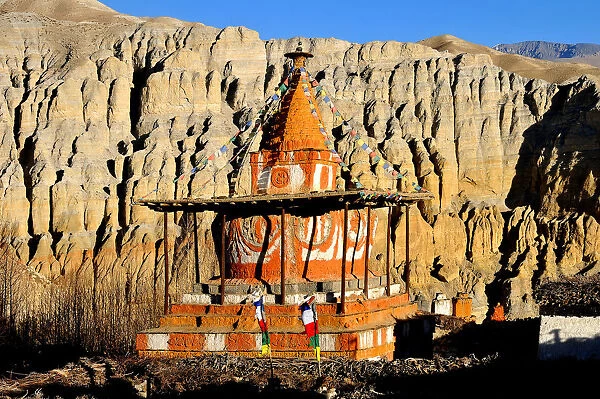 Buddhist stupa (chorten) near Tsarang village, Mustang, Nepal, Himalayas, Asia