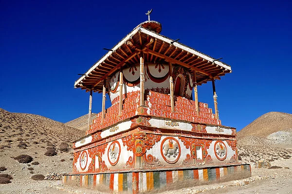 Buddhist stupa (chorten) near Tsarang village, Mustang, Nepal, Himalayas, Asia