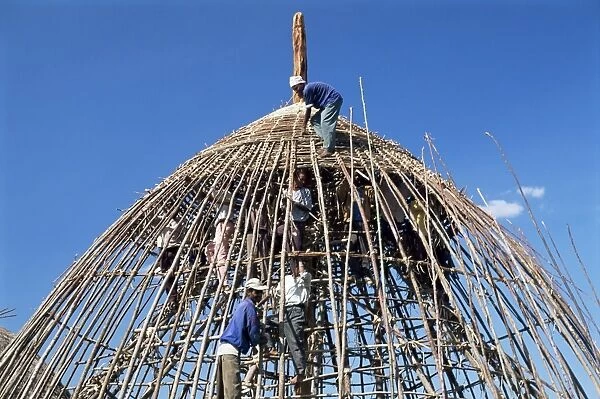 Building a circular house, Gourague country, Shoa province, Ethiopia, Africa