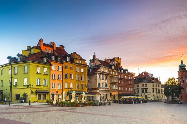 Buildings in Plac Zamkowy (Castle Square) at dawn, Old Town, Warsaw, Poland, Europe