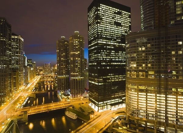 Buildings along Wacker Drive and the Chicago River at dusk, Marina City centre