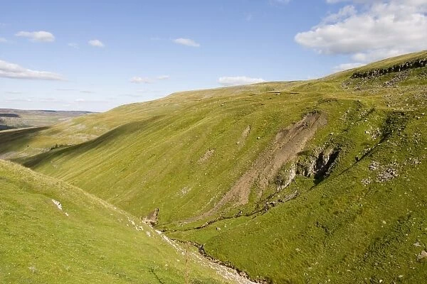Bull Scar dry valley and limestone scenery, near Conistone, Yorkshire Dales National Park
